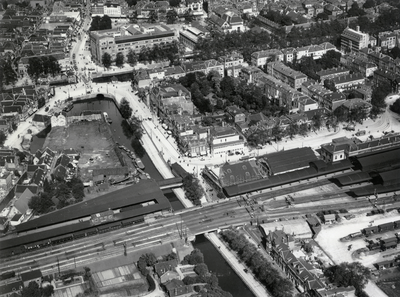 76348 Luchtfoto van het Buurtstation van de N.C.S. te Utrecht (links van de Leidsche Rijn en de Leidseweg) met rechts ...